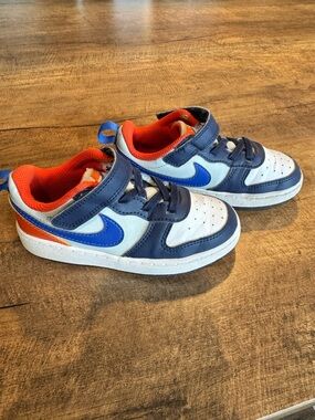 Nike Kids Navy, White & Orange Low-Top Sneakers with Blue Swoosh
